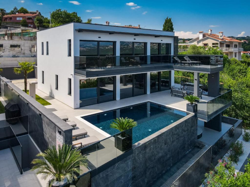 uma vista aérea de uma casa com piscina em Villa Titanium em Opatija
