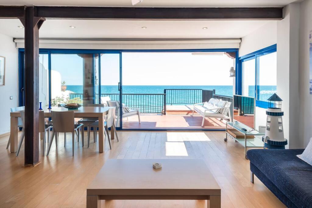 een woonkamer met een bank en een tafel bij ¡Impactante apartamento a cero linea de mar! in Tarragona