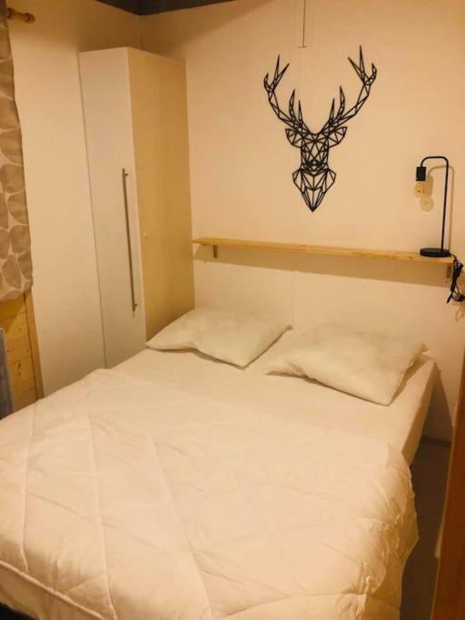 Łóżko lub łóżka w pokoju w obiekcie Le 77 - chalet nature proche S.Besse