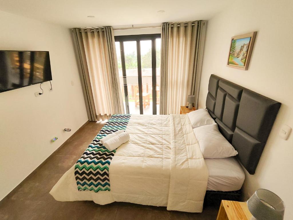 Postel nebo postele na pokoji v ubytování Jalara Lunahuaná Hotel