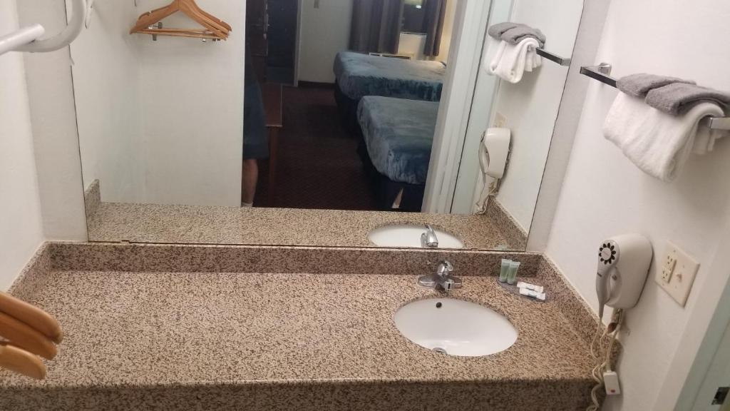 Hotel King Bed Hotel Room 110 Wi-Fi Hot Tub Booking - Appartamento Con Una Camera Da Letto