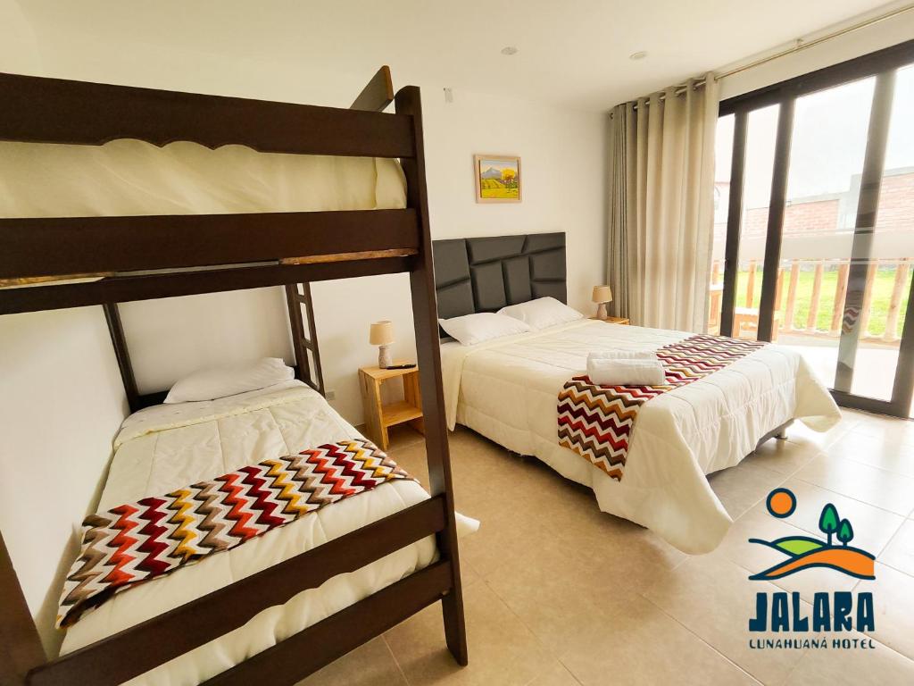 Postel nebo postele na pokoji v ubytování Jalara Lunahuaná Hotel