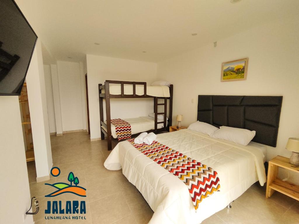 Postel nebo postele na pokoji v ubytování Jalara Lunahuaná Hotel