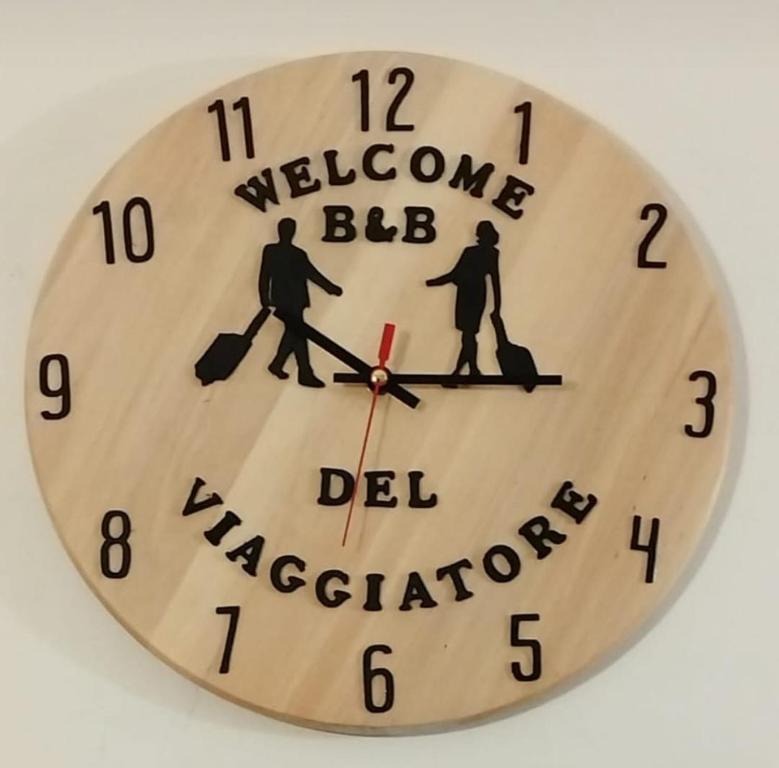 サルザーナにあるB&B Del viaggiatoreのbdi界隈歓迎の言葉を持つ時計