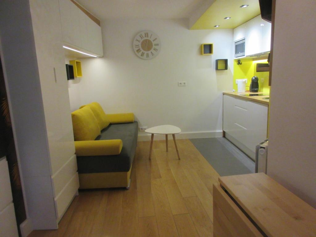 uma pequena sala de estar com um sofá e uma mesa em Cosy Studio of 17 square meters at Place Monge 75005 em Paris