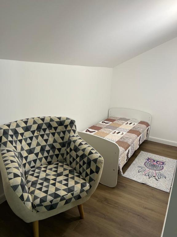 Casa cu Flori Maramures : غرفة معيشة مع كرسي وسرير
