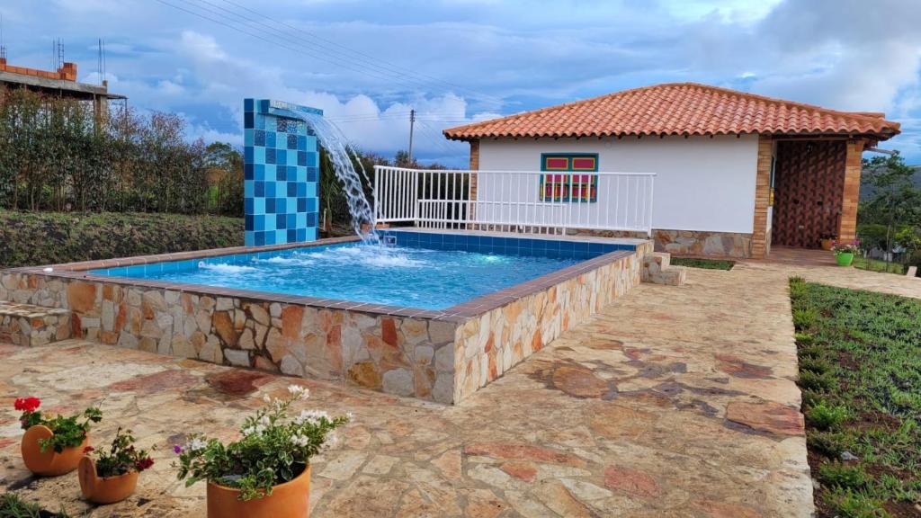 una piscina con una fuente de agua en Hacienda El Encanto en Los Santos