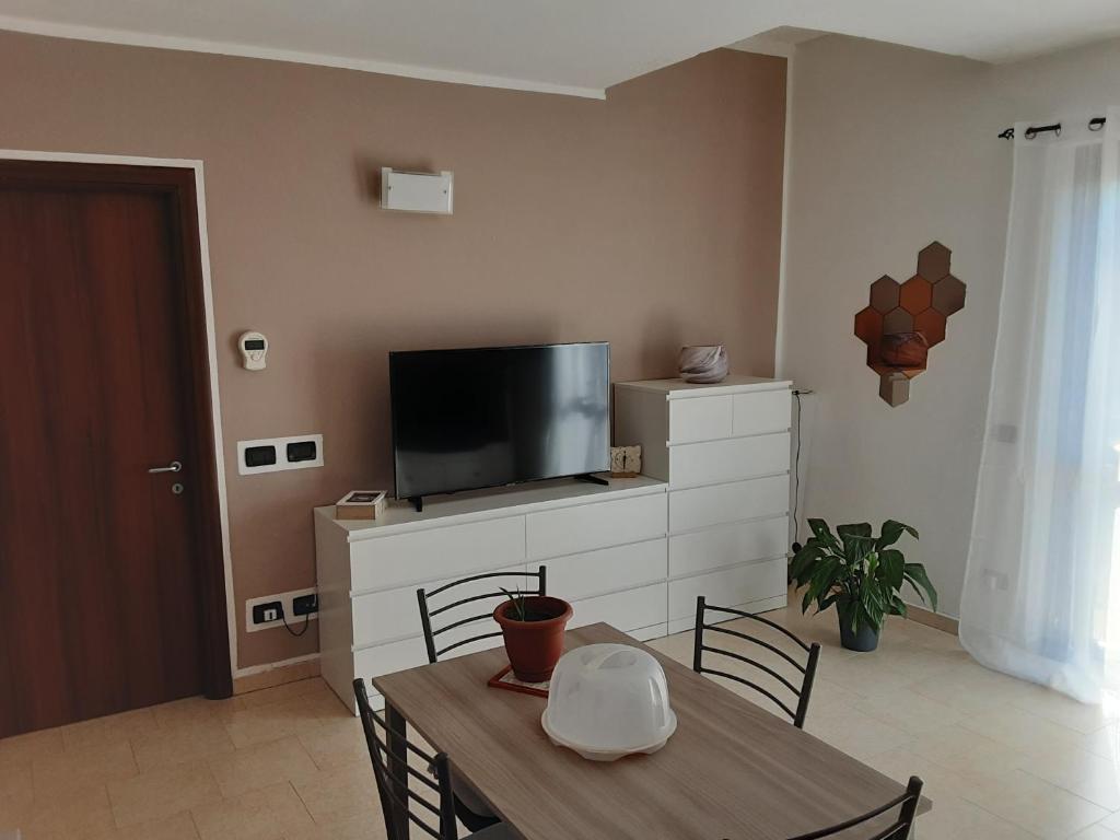 Televízia a/alebo spoločenská miestnosť v ubytovaní Appartamento Sofia in zona residenziale strategica wifi gratuito