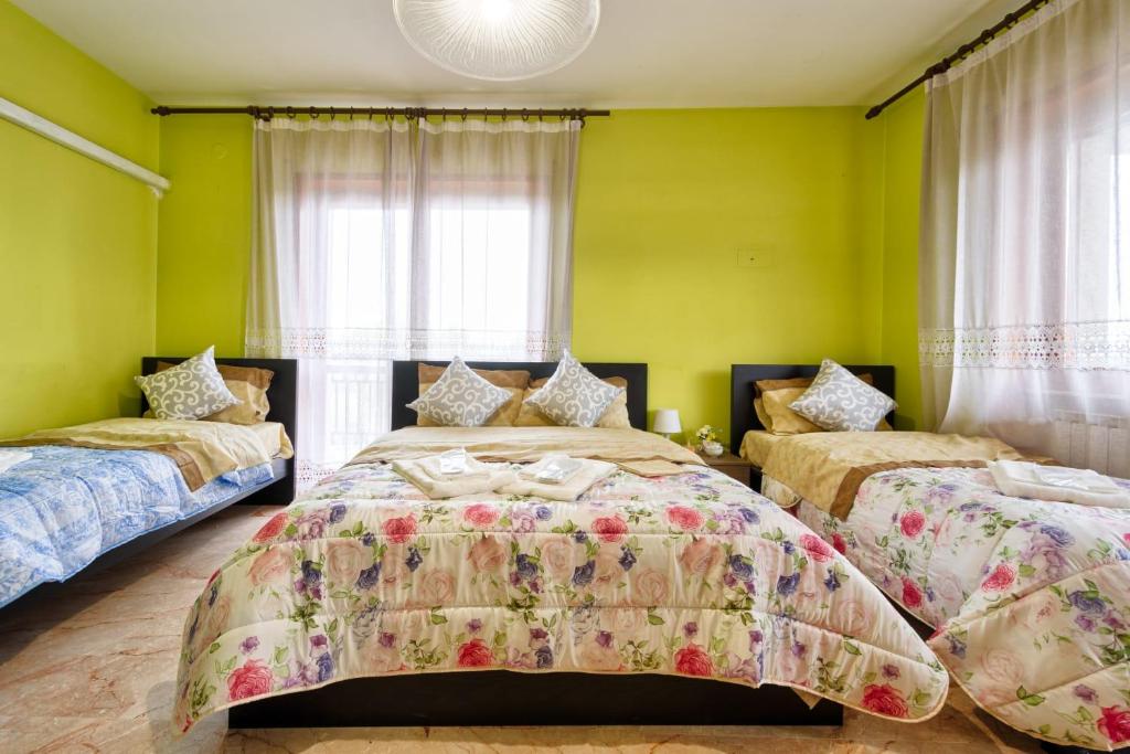 Łóżko lub łóżka w pokoju w obiekcie Venice Grand Canal Apartment