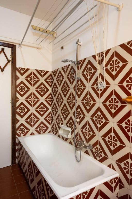 łazienka z białą umywalką i brązowymi kafelkami w obiekcie Venice Grand Canal Apartment w mieście Marghera