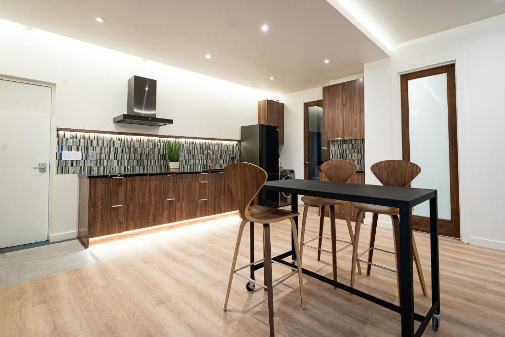 Large Modern Loft in Central Location, Kirkland (updated prices 2024)