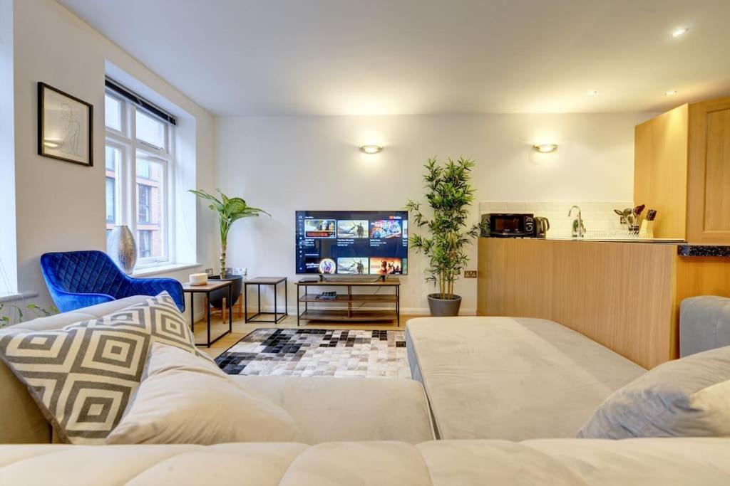 Hotel City Centre, 2 Bedroom, Secured Parking, 3 King Bed, WiFi Sleep 6 Guest Comfortable on Three King Size Beds, Jewellery Quarter , Birmingham City Centre , Allocated Secured Parking, a living room with a couch and a tv at City Centre, 2 Bedroom, Secured Parking, 3 King Bed, WiFi Sleep 6 Guest Comfortable on Three King Size Beds, Jewellery Quarter , Birmingham City Centre , Allocated Secured Parking in Birmingham