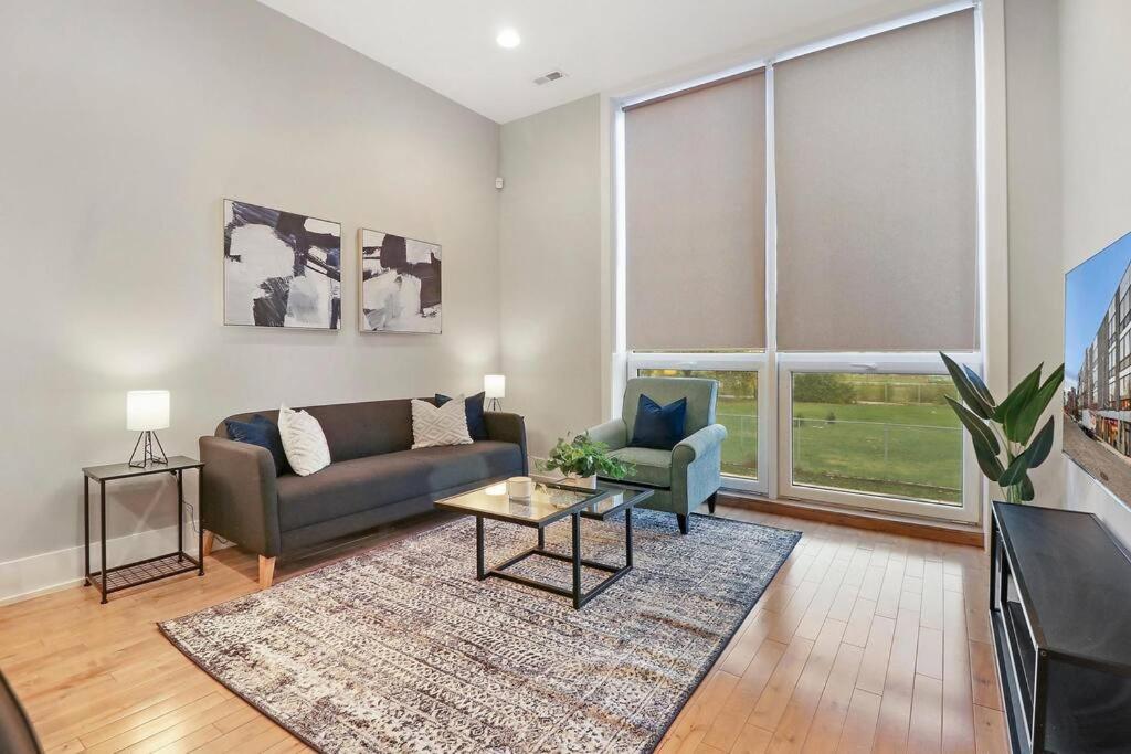 sala de estar con sofá y mesa en 2BR Well-Equipped Apartment with Laundry and Wi-Fi - Crosby 205, en Chicago