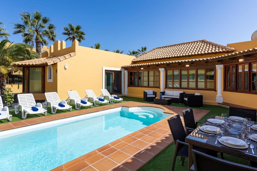 Bazén v ubytování Villa Helen - Heated Pool Wifi SmartTV Barbecue nebo v jeho okolí