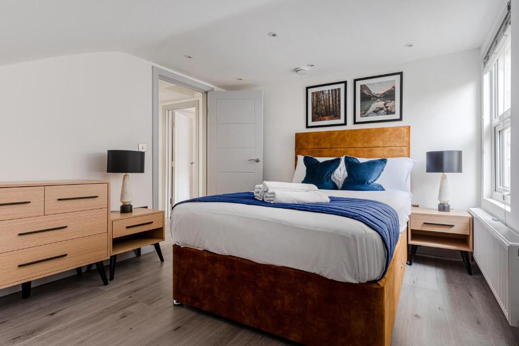 Llit o llits en una habitació de Welcoming 2 Bedroom Apartment in Greater London