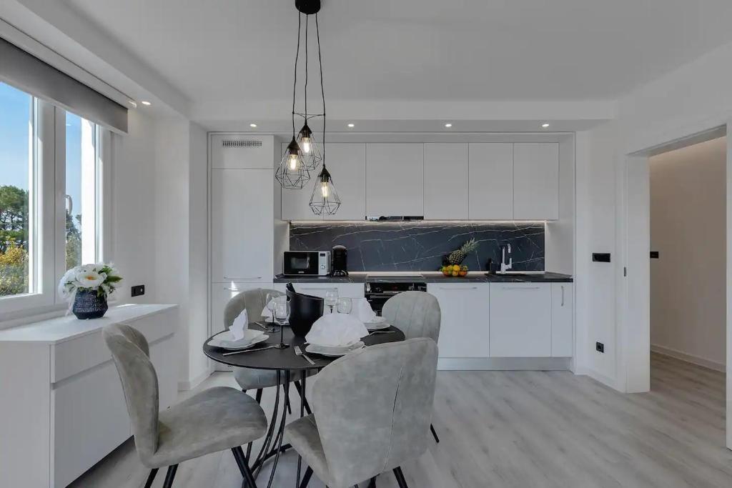 Fotografia z galérie ubytovania Apartments by the sea Makarska - 20196 v destinácii Makarska
