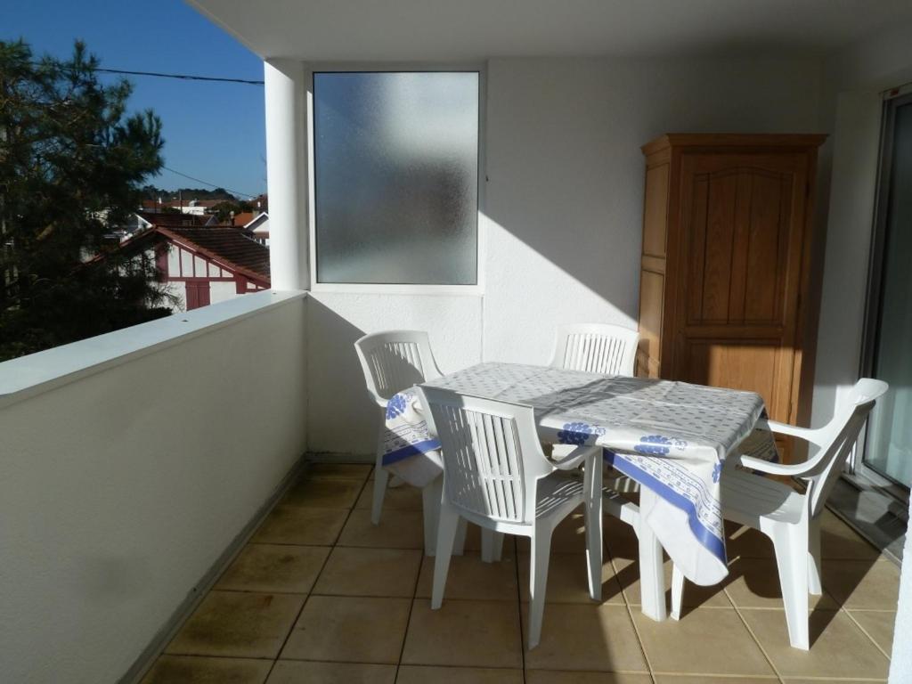 une table et des chaises sur un balcon avec une fenêtre dans l'établissement Studio calme à Arcachon - Terrasse - Proche plage et centre - Équipé pour 2 pers. - FR-1-319-42, à Arcachon