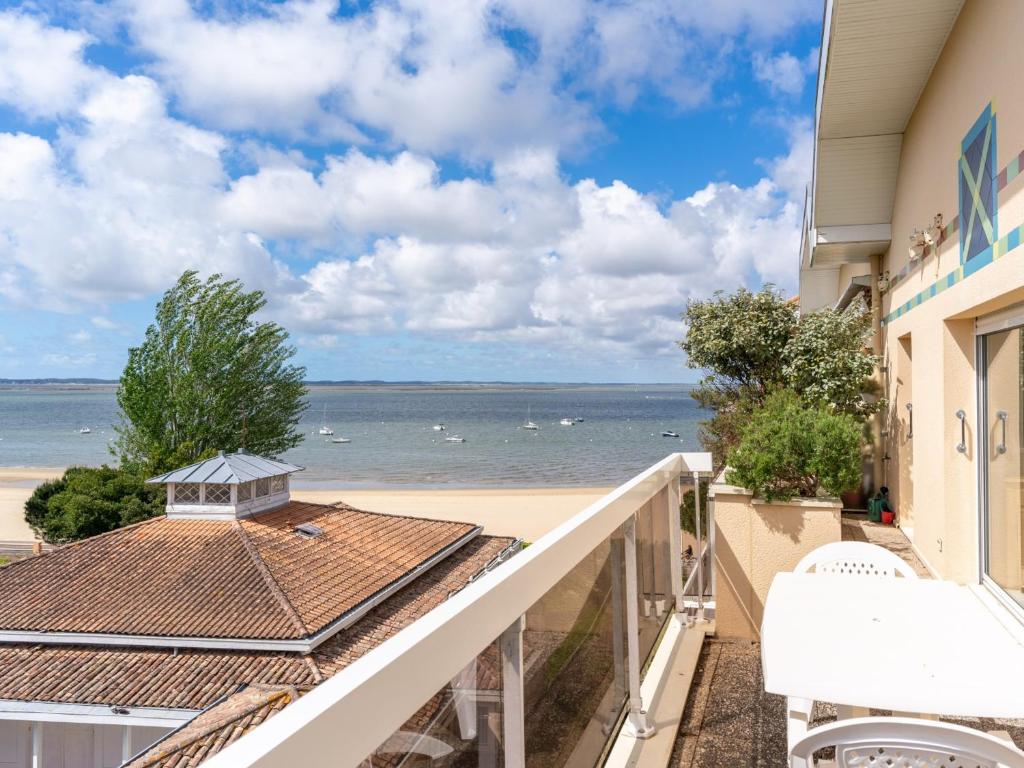 un balcon avec vue sur l'océan dans l'établissement Arcachon: T3 lumineux avec parking privé, accès plage, wifi - FR-1-319-461, à Arcachon