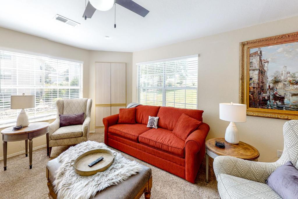 een woonkamer met een rode bank en stoelen bij Meadow Brook Condos Meadow Ridge Retreat in Branson