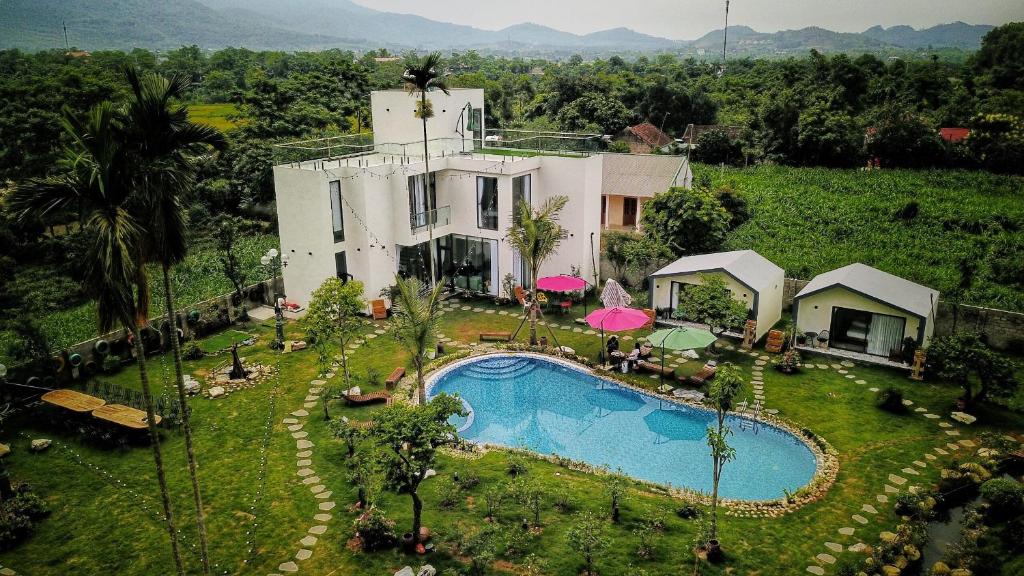 una vista aérea de una casa con piscina en Hannah Villa Ba Vi - Venuestay en Ba Vì