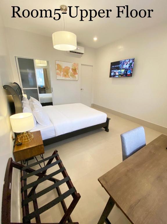 Postel nebo postele na pokoji v ubytování HARMAN SUITES Moalboal