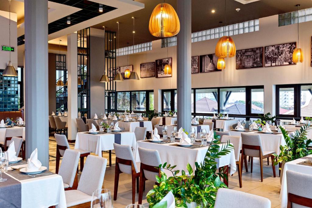 Restaurace v ubytování Indra Hotel
