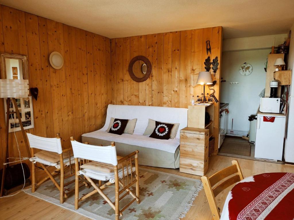 une chambre avec un lit, une table et des chaises dans l'établissement Appartement cosy 2P 40m² - 6 pers - Pied des pistes avec balcons et toutes commodités - FR-1-689-113, à Villard-de-Lans