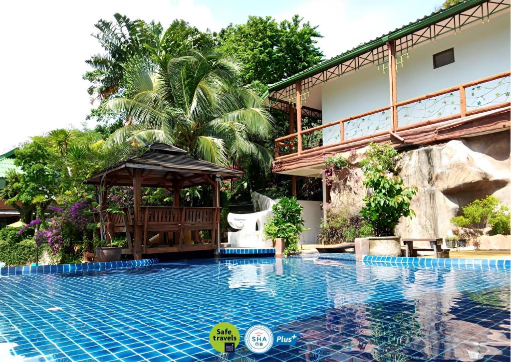 Bazén v ubytování Kata Garden Resort SHA Extra Plus nebo v jeho okolí