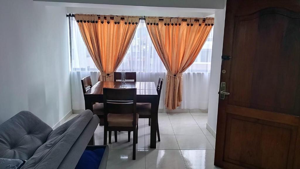 a dining room with a table and a couch at Apartamento Manizales, excelente ubicación sector estadio in Manizales