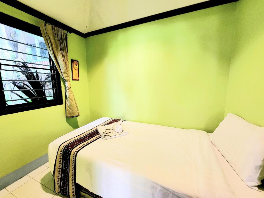 Postel nebo postele na pokoji v ubytování Kata Garden Resort SHA Extra Plus