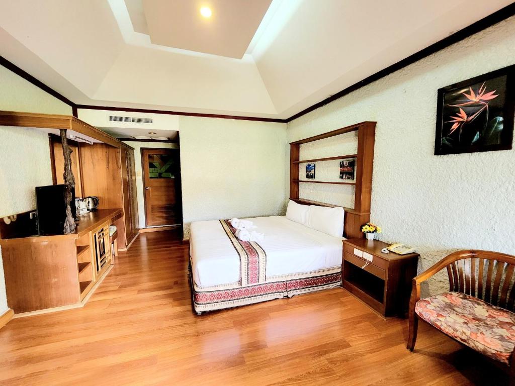Postel nebo postele na pokoji v ubytování Kata Garden Resort SHA Extra Plus