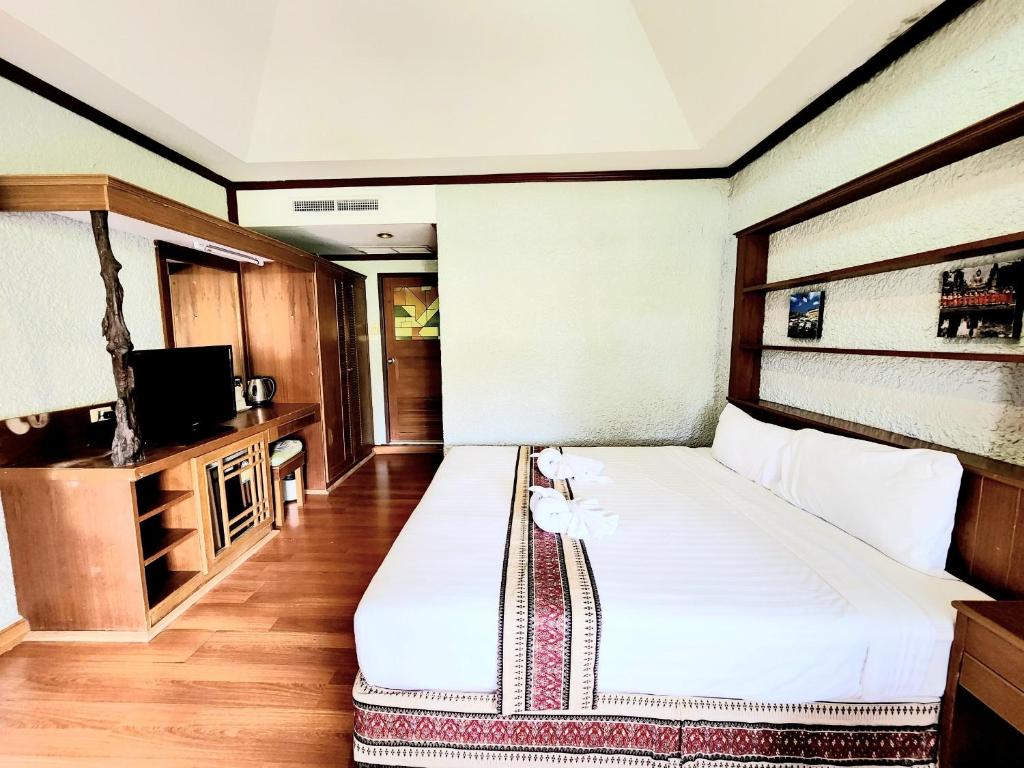 Postel nebo postele na pokoji v ubytování Kata Garden Resort SHA Extra Plus