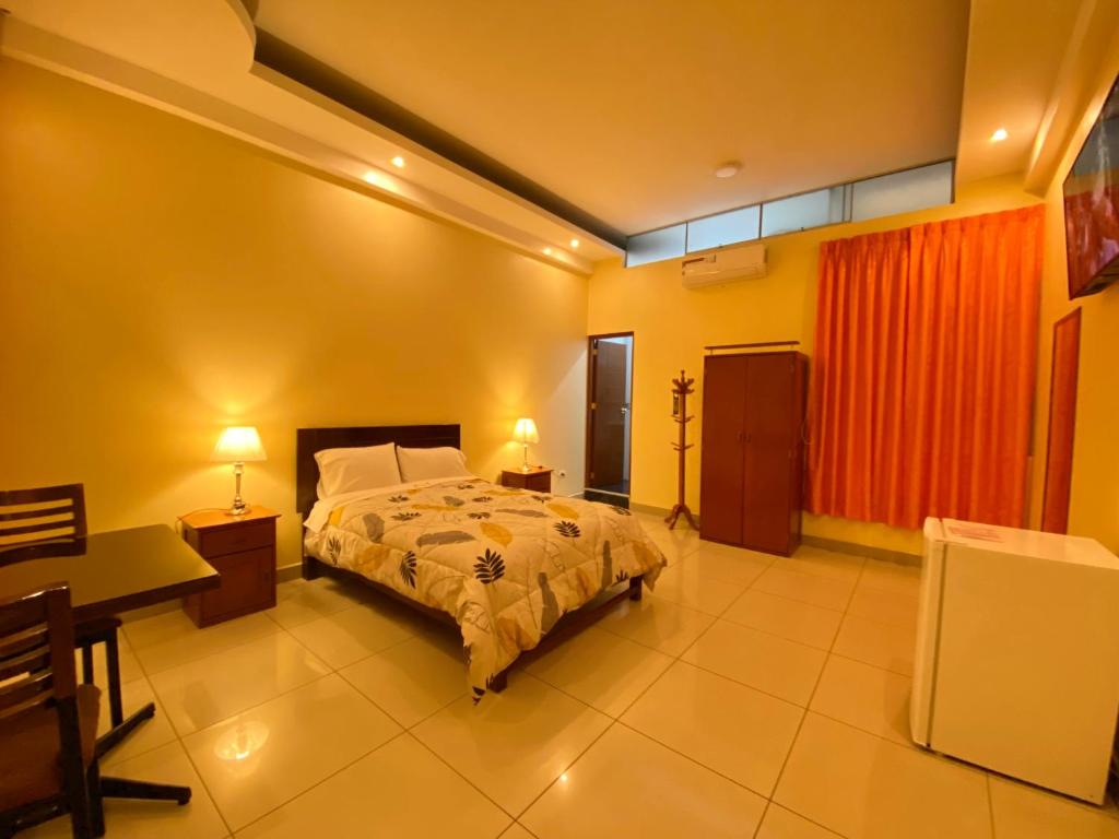 Postel nebo postele na pokoji v ubytování Hotel Las Palmeras