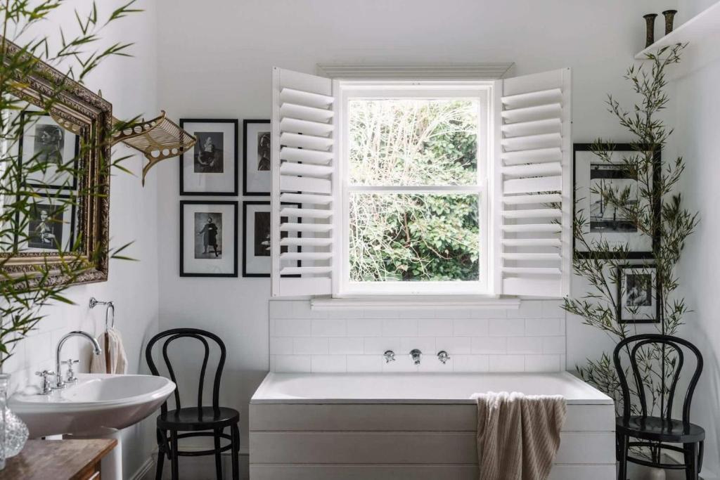 Un baño con bañera y ventana. en Piccadilly House Daylesford, en Daylesford