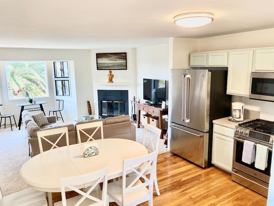 cocina y sala de estar con mesa y nevera en Modern & Cozy Gem ~ Walk to the Beach ~ Queen Beds, en Carpinteria