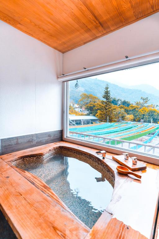 Bazén v ubytování CDR Hotspring Resort nebo v jeho okolí