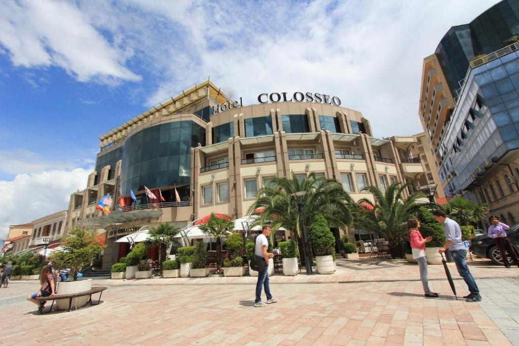 um grupo de pessoas em pé em frente a um edifício em Hotel Colosseo & Spa em Shkodër