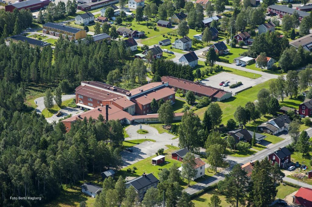 an aerial view of a school campus with trees at Hotell Vindelngallerian in Vindeln