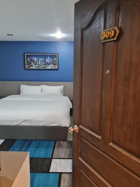 Postel nebo postele na pokoji v ubytování Poonsuk Place Hotel