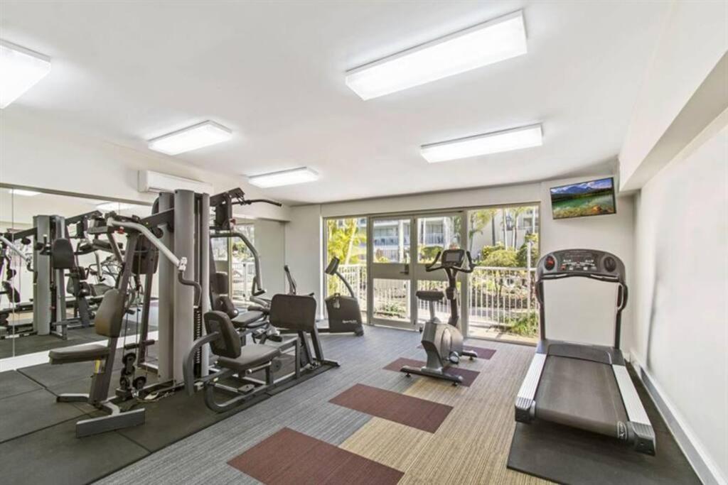 Fitness centrum a/nebo fitness zařízení v ubytování Alex Heads Beachfront Resort King Bed Studio Room