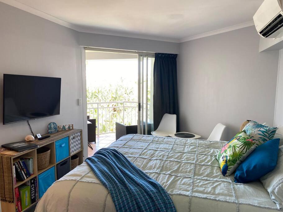 Postel nebo postele na pokoji v ubytování Alex Heads Beachfront Resort King Bed Studio Room