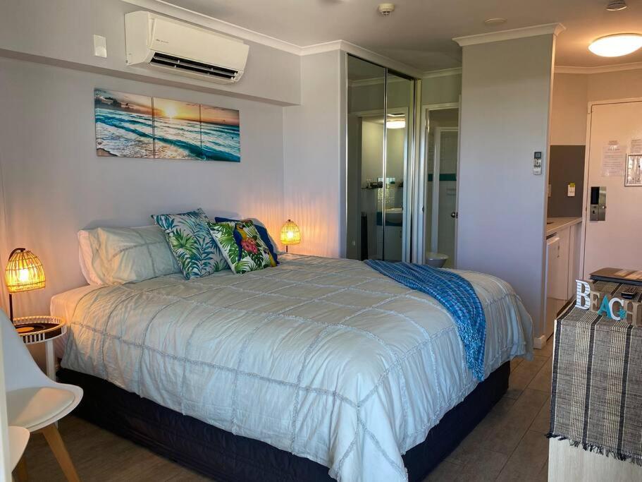 Postel nebo postele na pokoji v ubytování Alex Heads Beachfront Resort King Bed Studio Room