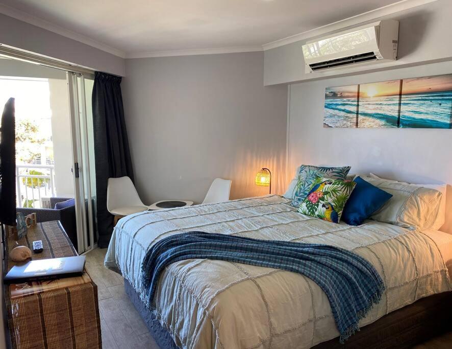 Postel nebo postele na pokoji v ubytování Alex Heads Beachfront Resort King Bed Studio Room