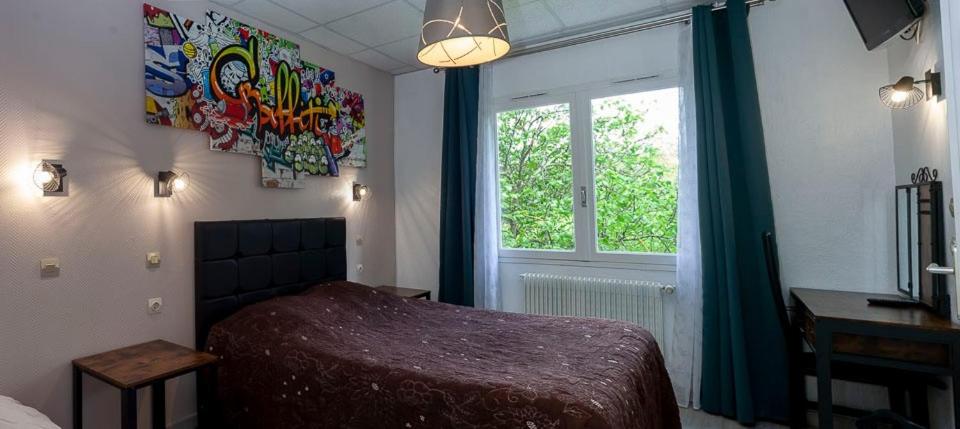 - une chambre avec un grand lit et une fenêtre dans l'établissement Hôtel Le Châtelet logis, à Saint-Paul-de-Fenouillet