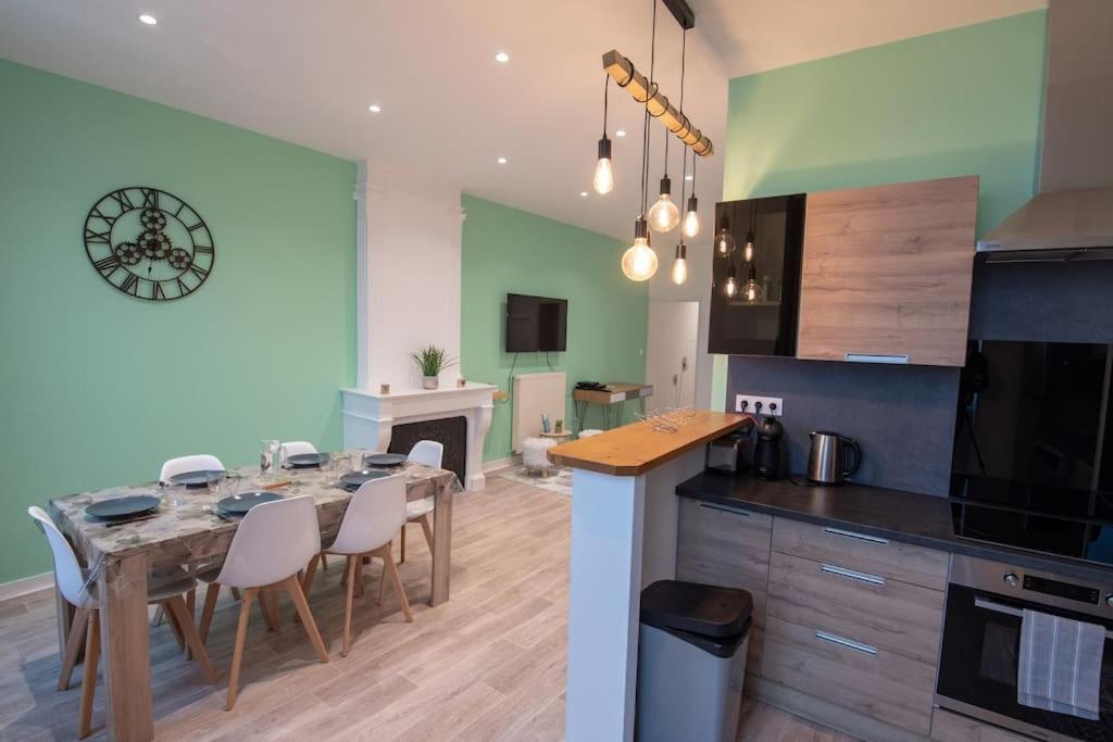 - une cuisine et une salle à manger avec une table et des chaises dans l'établissement Appartement Quai Jean Jaurès Le Panorama, à Mâcon