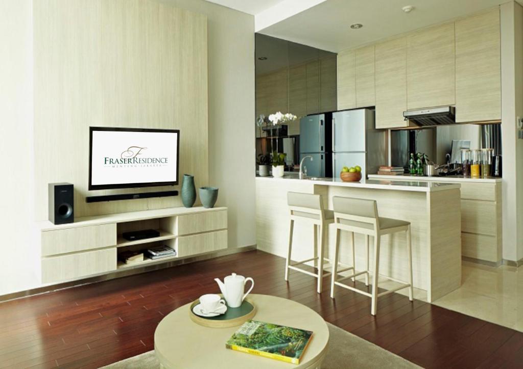 TV a/nebo společenská místnost v ubytování Fraser Residence Menteng Jakarta