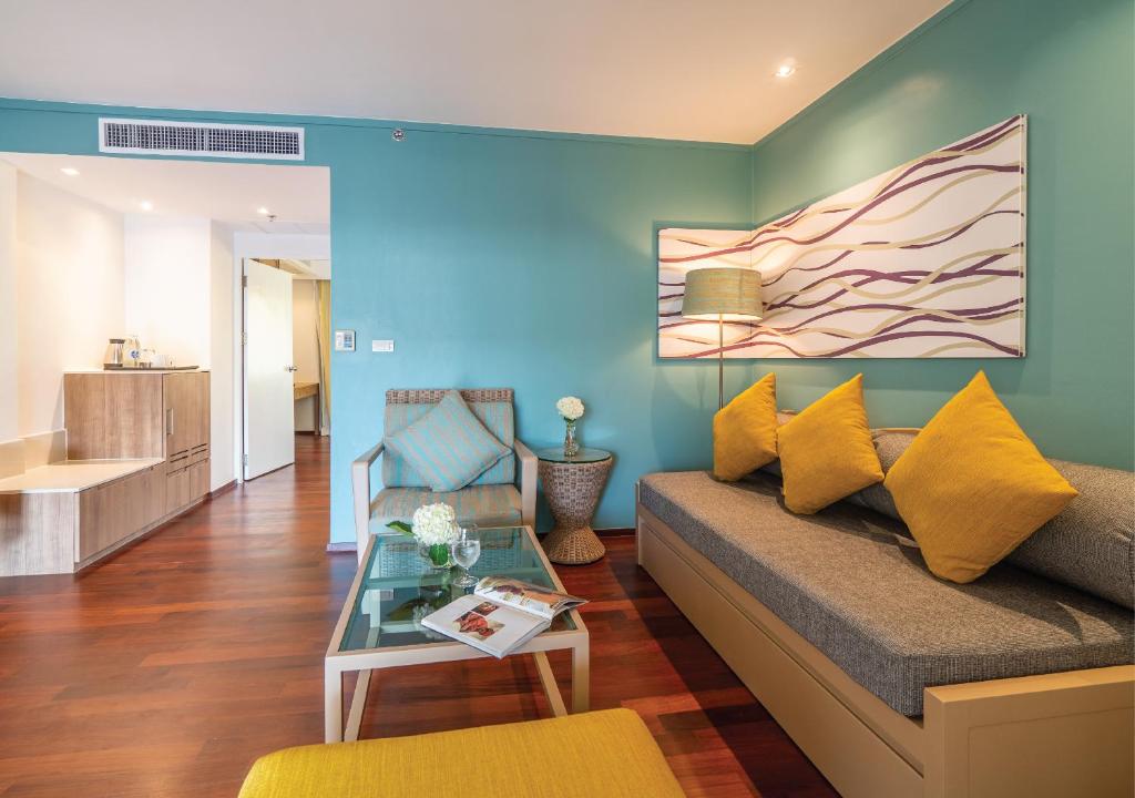 Ein Sitzbereich in der Unterkunft Radisson Resort and Suites Phuket