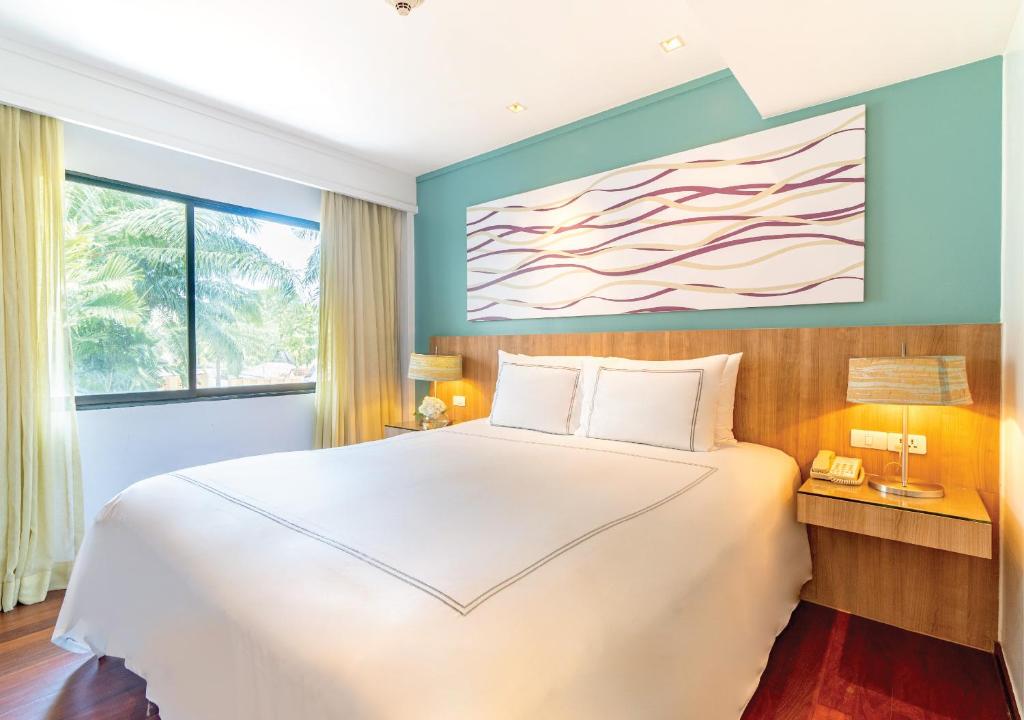 Ein Bett oder Betten in einem Zimmer der Unterkunft Radisson Resort and Suites Phuket