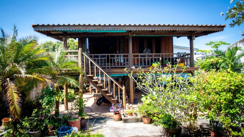 Zahrada ubytování SeeSea Thai wooden house on beachfront