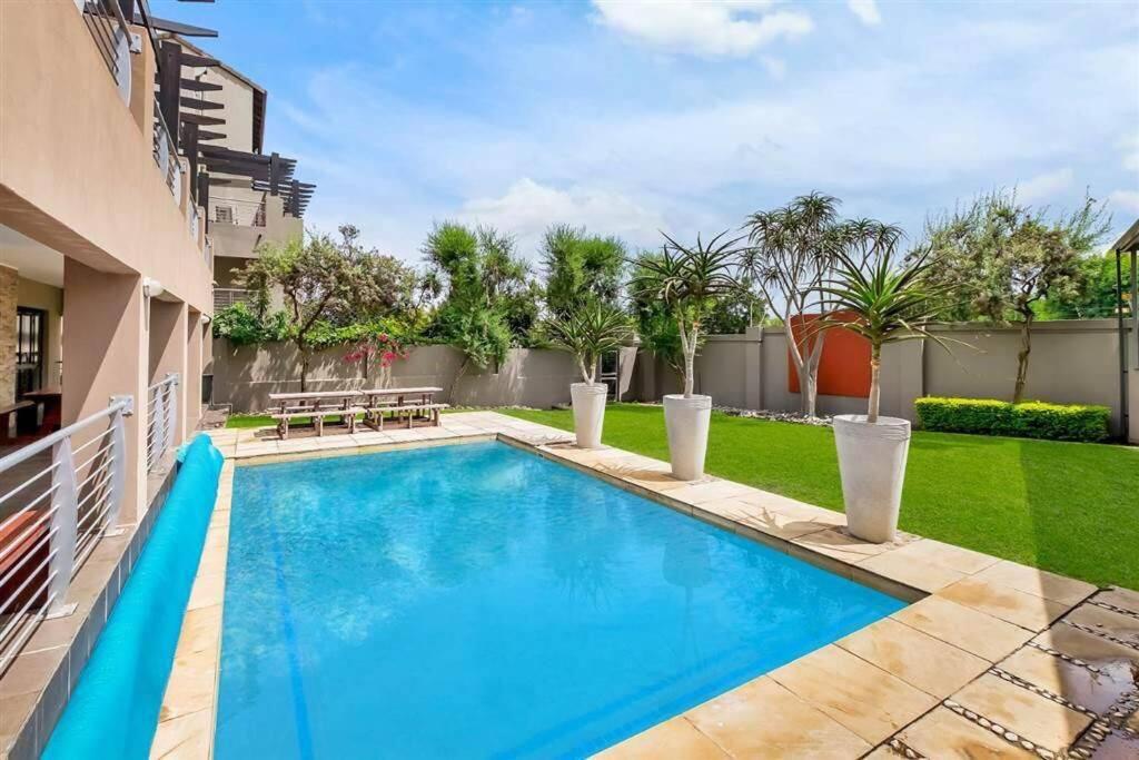 Newly decorated 1 bed Sunninghill Sandton 3 months minimum STAY